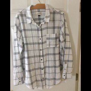 Light weight long sleeve plaid button up shirt